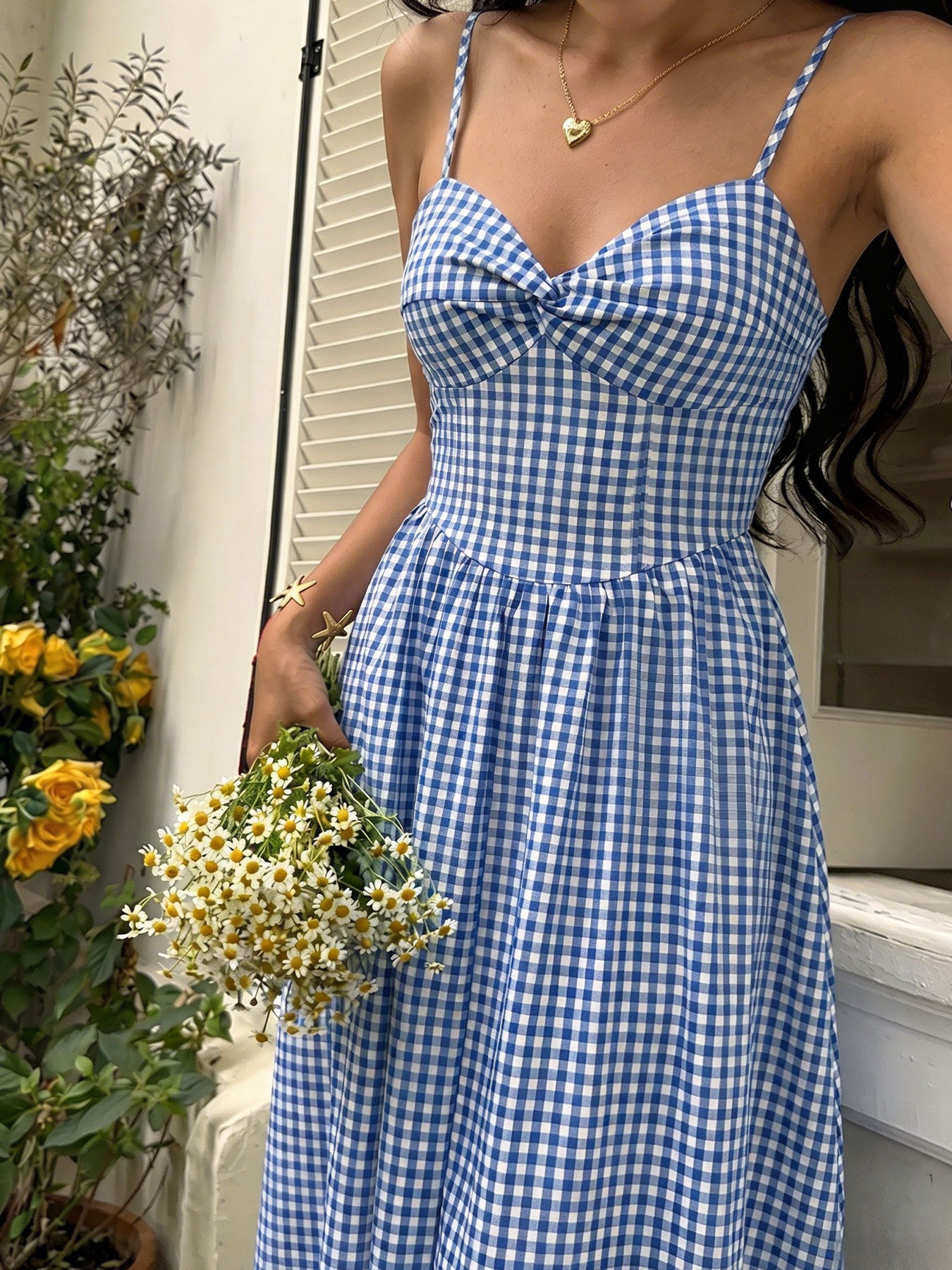 Abito midi a quadri blu con spalline sottili e scollo a cuore