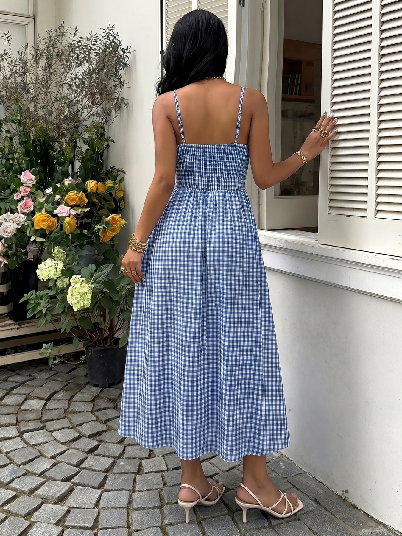 Abito midi a quadri blu con spalline sottili e scollo a cuore