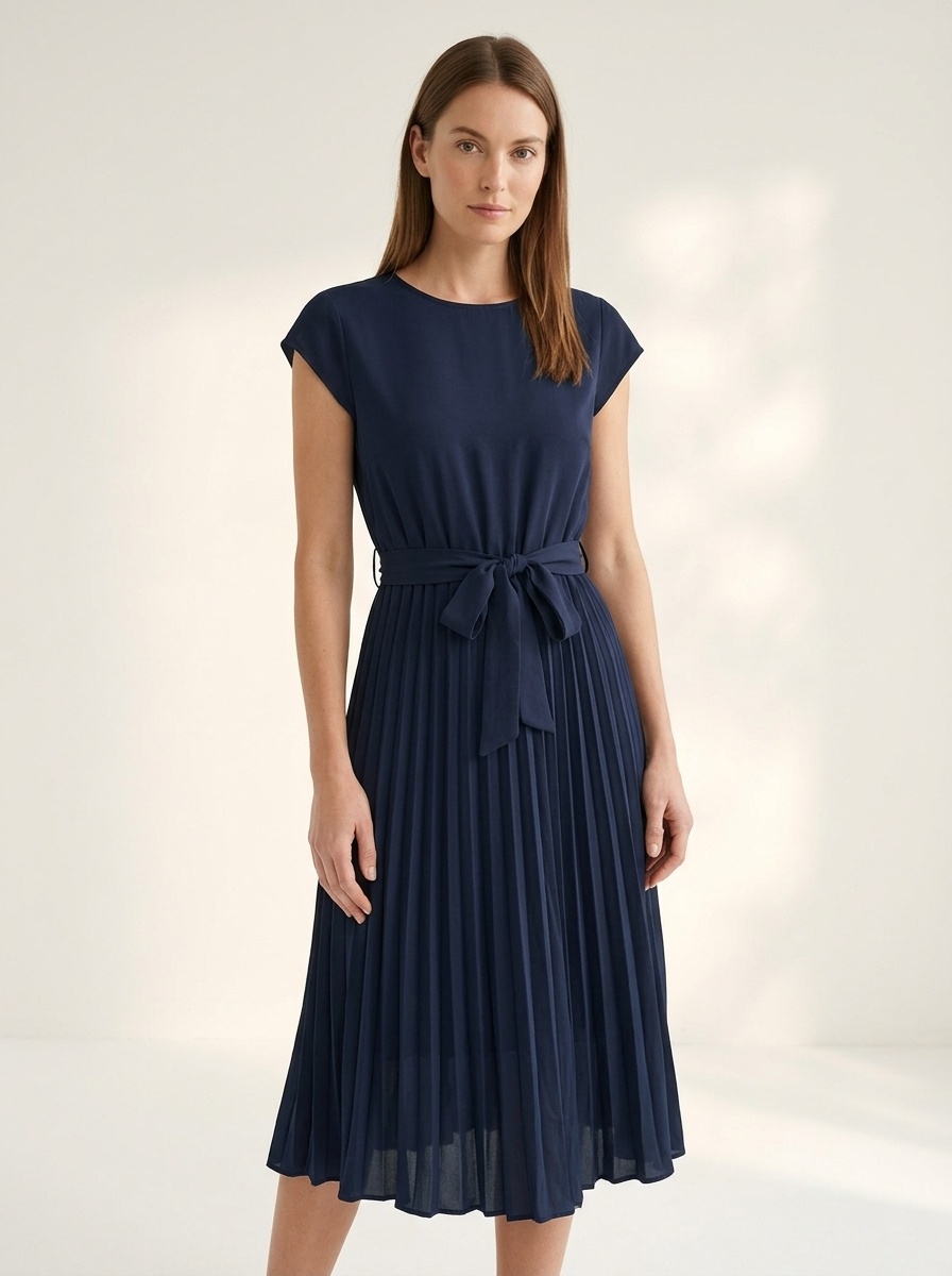 Dames midi-jurk met kapmouwtjes, plooien en riem