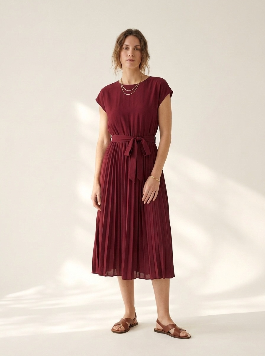 Dames midi-jurk met kapmouwtjes, plooien en riem