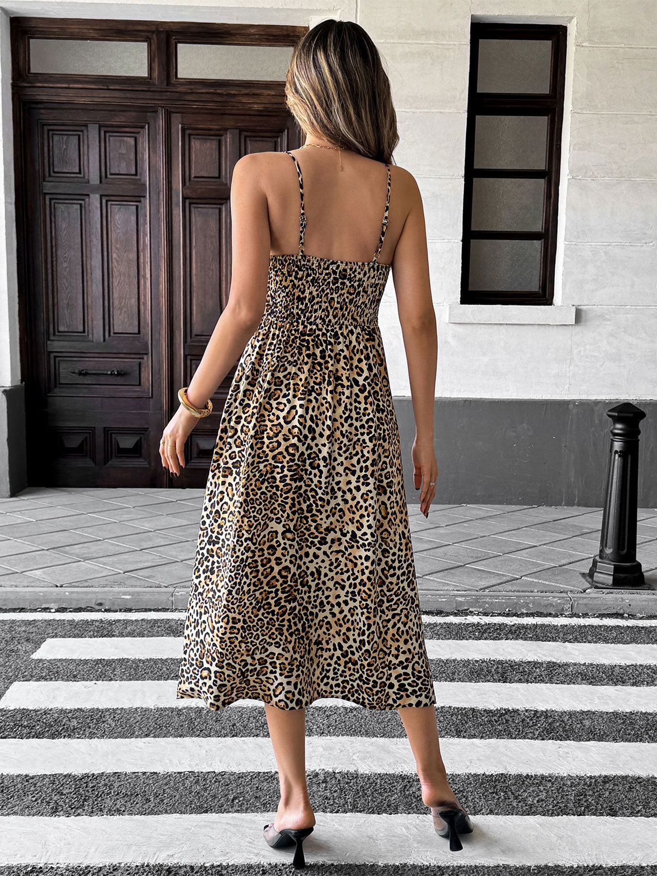 Abito midi con busto increspato con stampa leopardata e cinturino per spaghetti