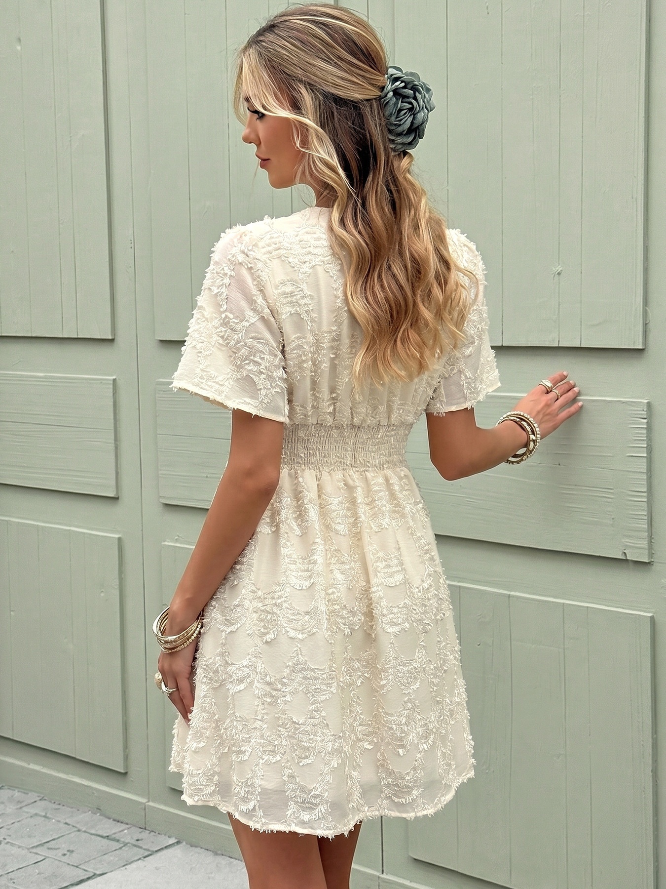 Robe courte texturée à col en V et manches courtes