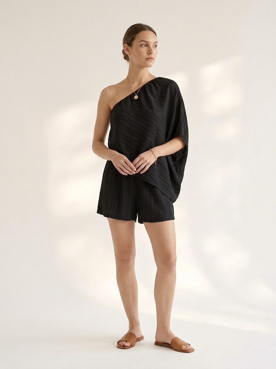 Ensemble deux pièces pour femme : haut côtelé asymétrique et short.