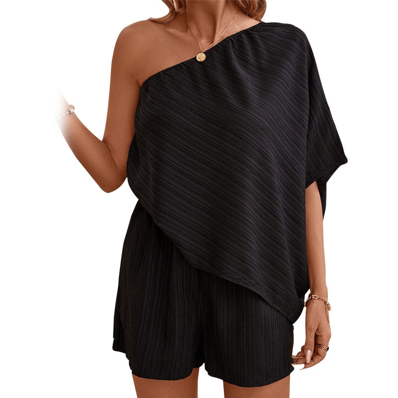 Ensemble deux pièces pour femme : haut côtelé asymétrique et short.