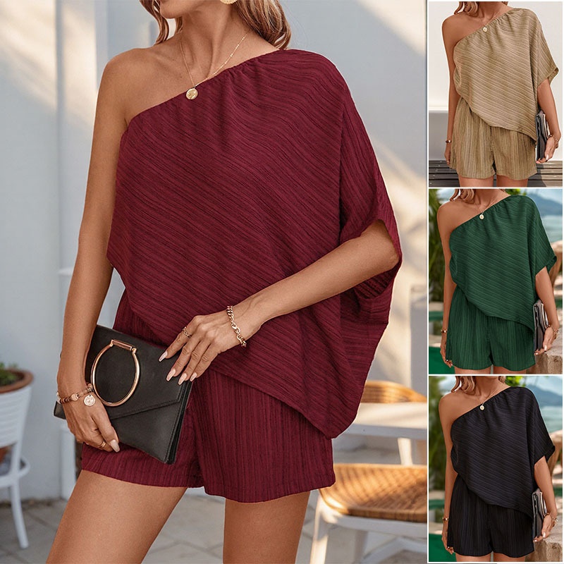 Ensemble deux pièces pour femme : haut côtelé asymétrique et short.