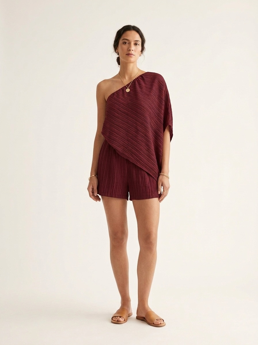 Ensemble deux pièces pour femme : haut côtelé asymétrique et short.