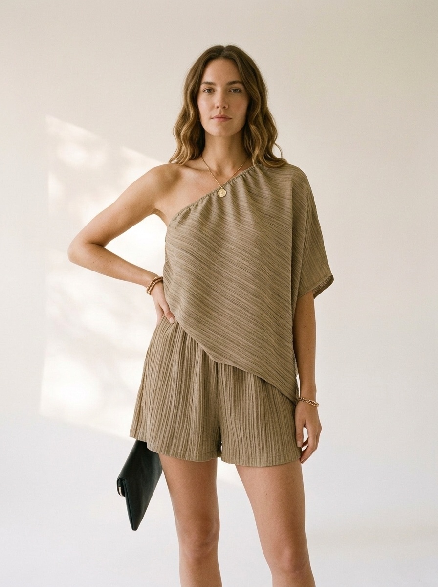 Ensemble deux pièces pour femme : haut côtelé asymétrique et short.