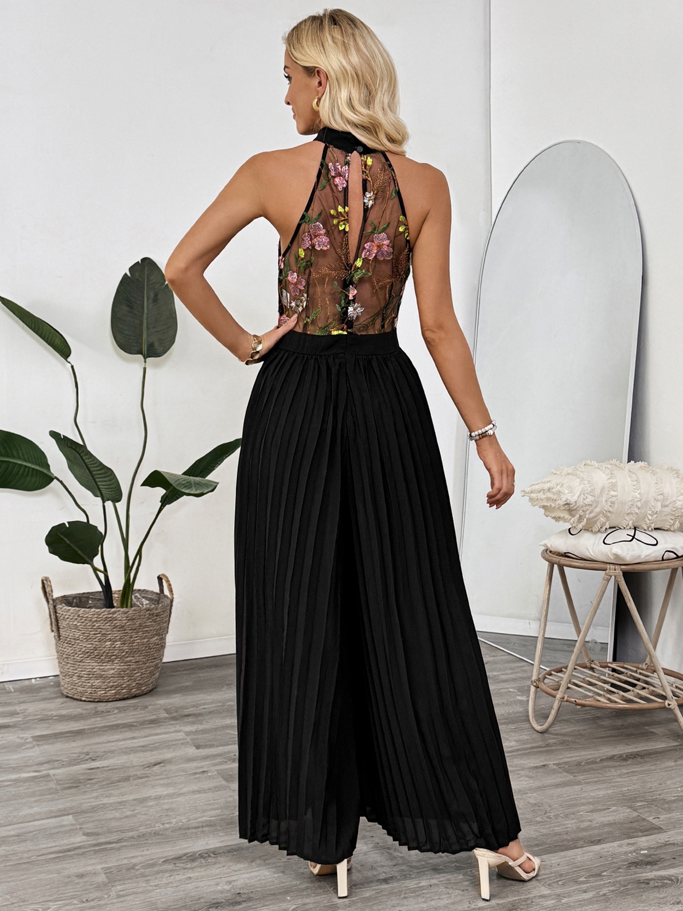 Combinaison noire à fleurs, dos nu, plissée, jambes larges