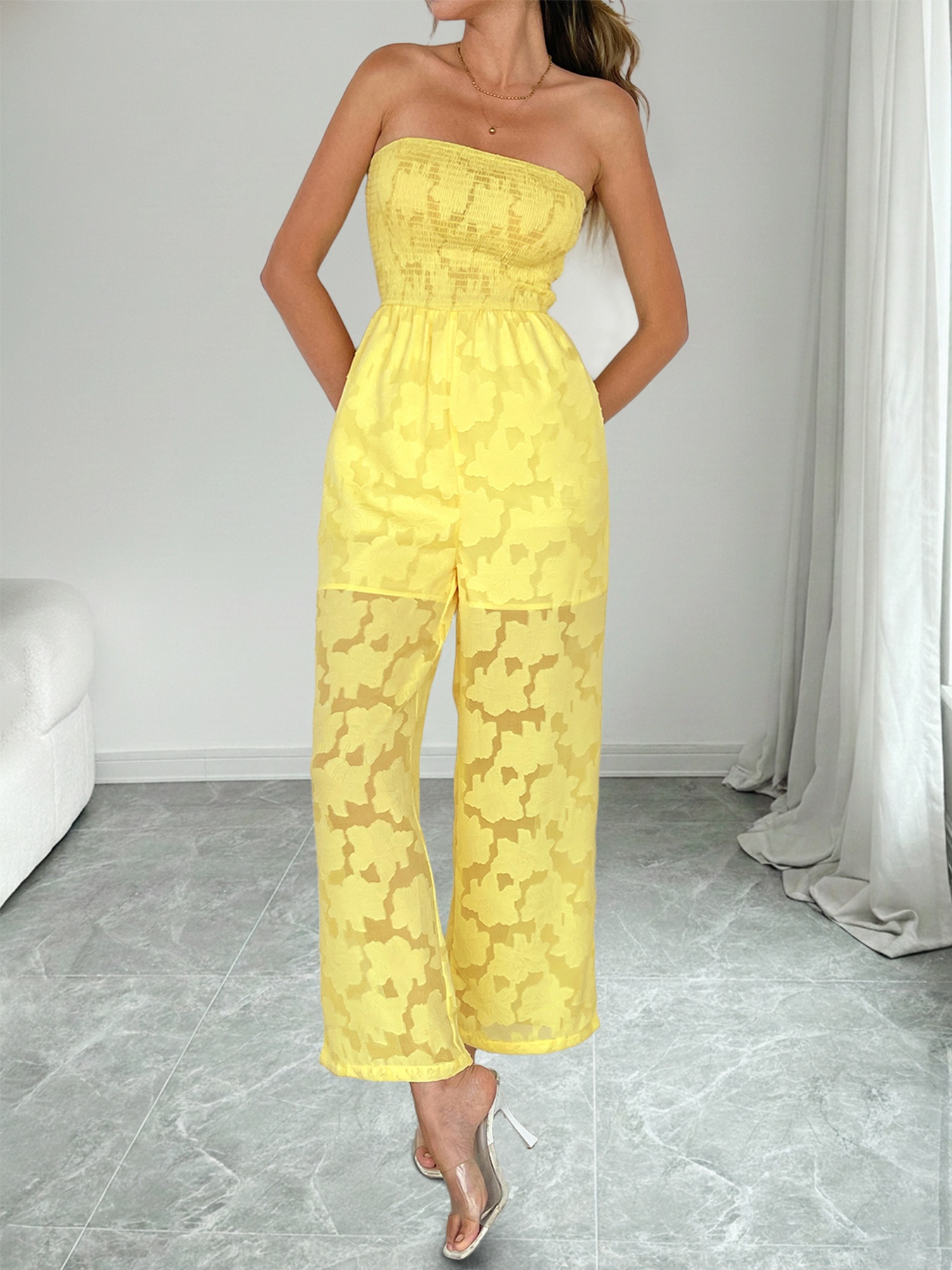 Combinaison jaune bustier à smocks et jambes larges à imprimé floral