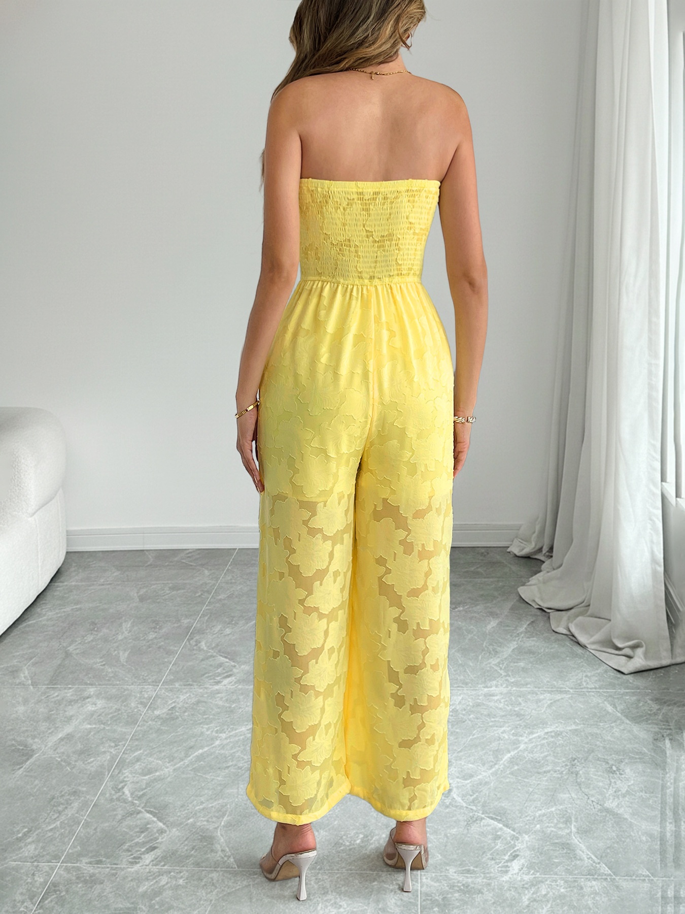 Combinaison jaune bustier à smocks et jambes larges à imprimé floral