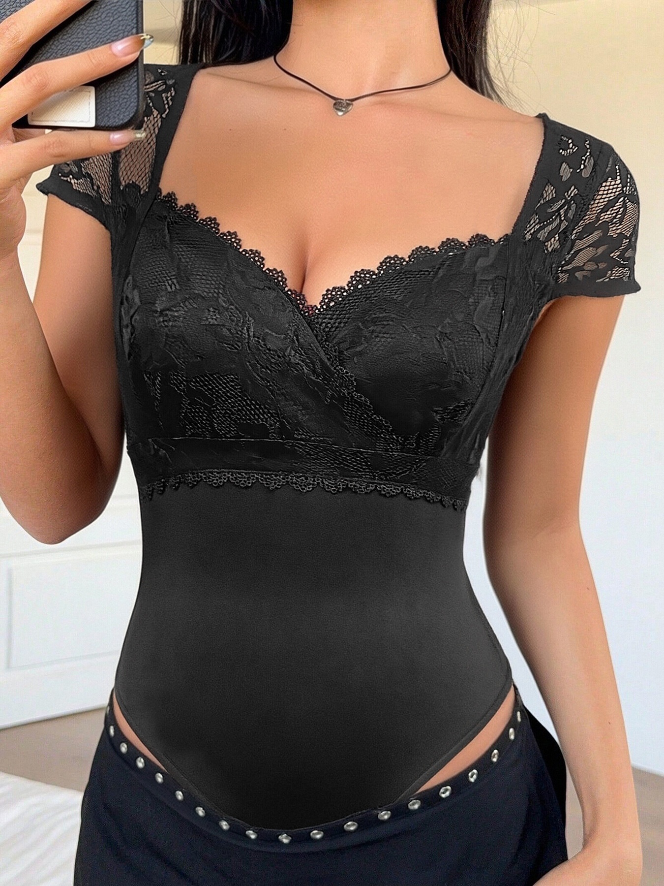 Body en dentelle noire à col cœur - Haut à manches courtes