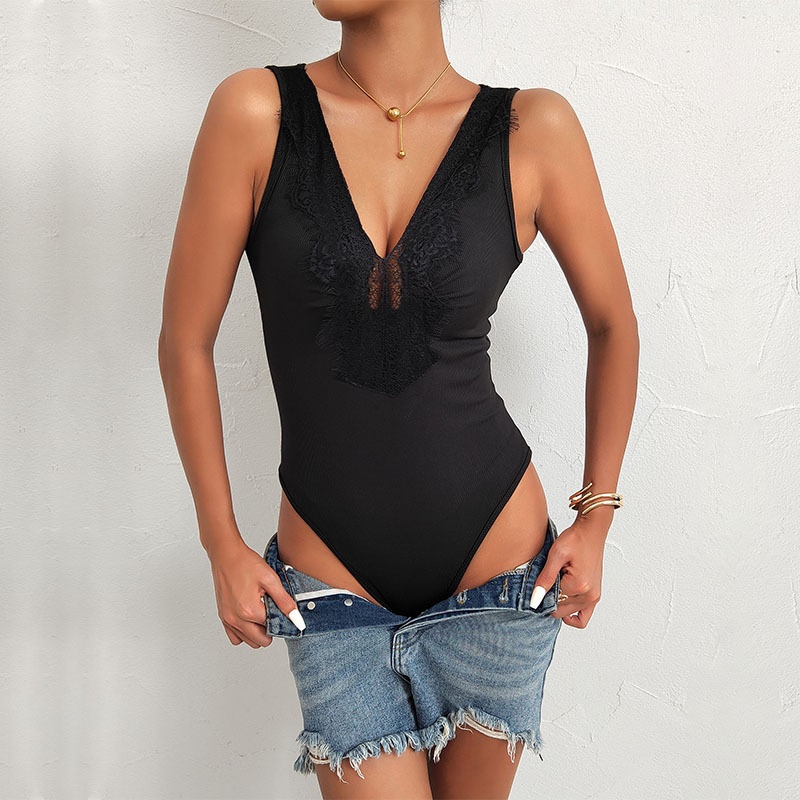 Body noir côtelé à col en V avec bordure en dentelle