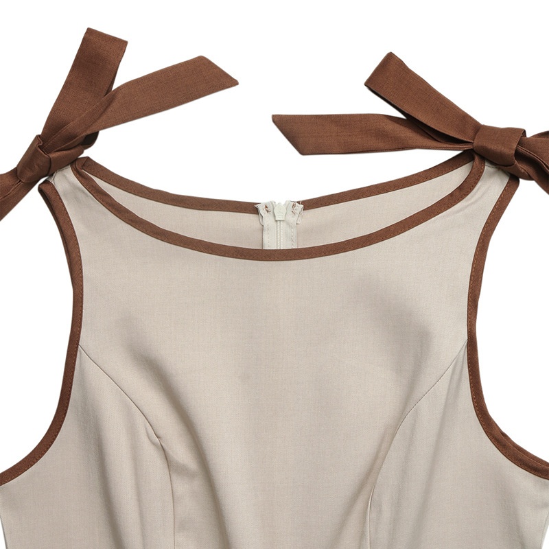 Mono de pierna ancha color beige, confeccionado en mezcla de lino, con tirantes anudados.