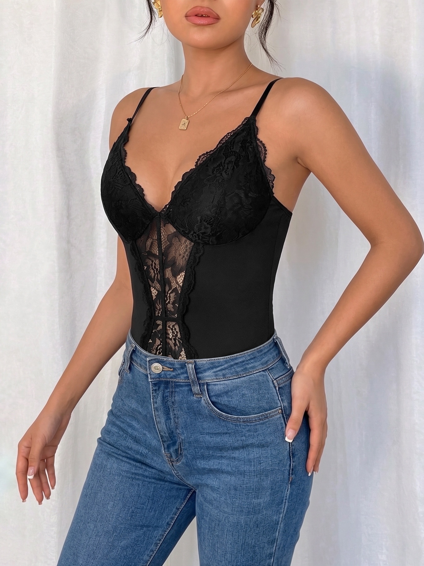 body à bretelles fines en dentelle noire