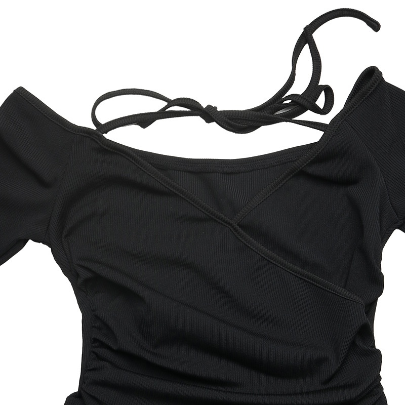 Tuta intera da donna nera a coste con scollo all'americana e spalle scoperte