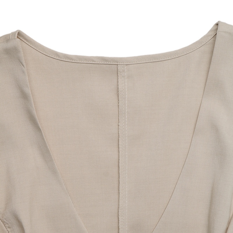 Completo da donna composto da top a portafoglio senza maniche e pantaloncini plissettati.