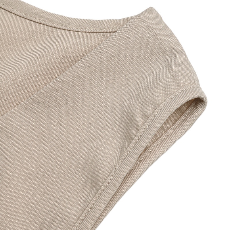 Completo da donna composto da top a portafoglio senza maniche e pantaloncini plissettati.