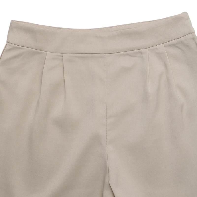Completo da donna composto da top a portafoglio senza maniche e pantaloncini plissettati.