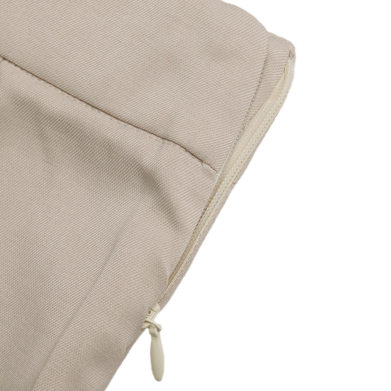 Completo da donna composto da top a portafoglio senza maniche e pantaloncini plissettati.