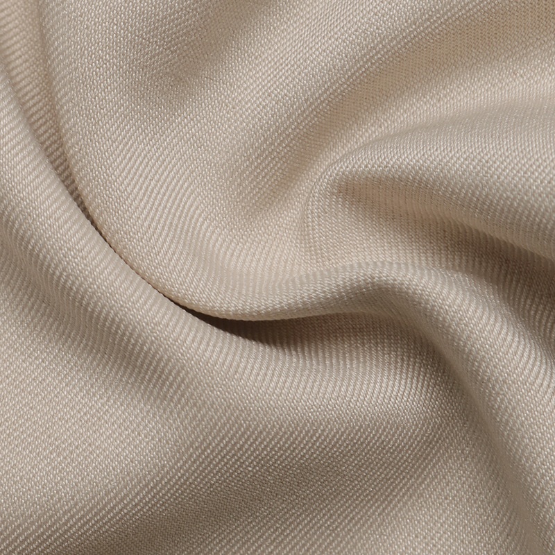 Completo da donna composto da top a portafoglio senza maniche e pantaloncini plissettati.