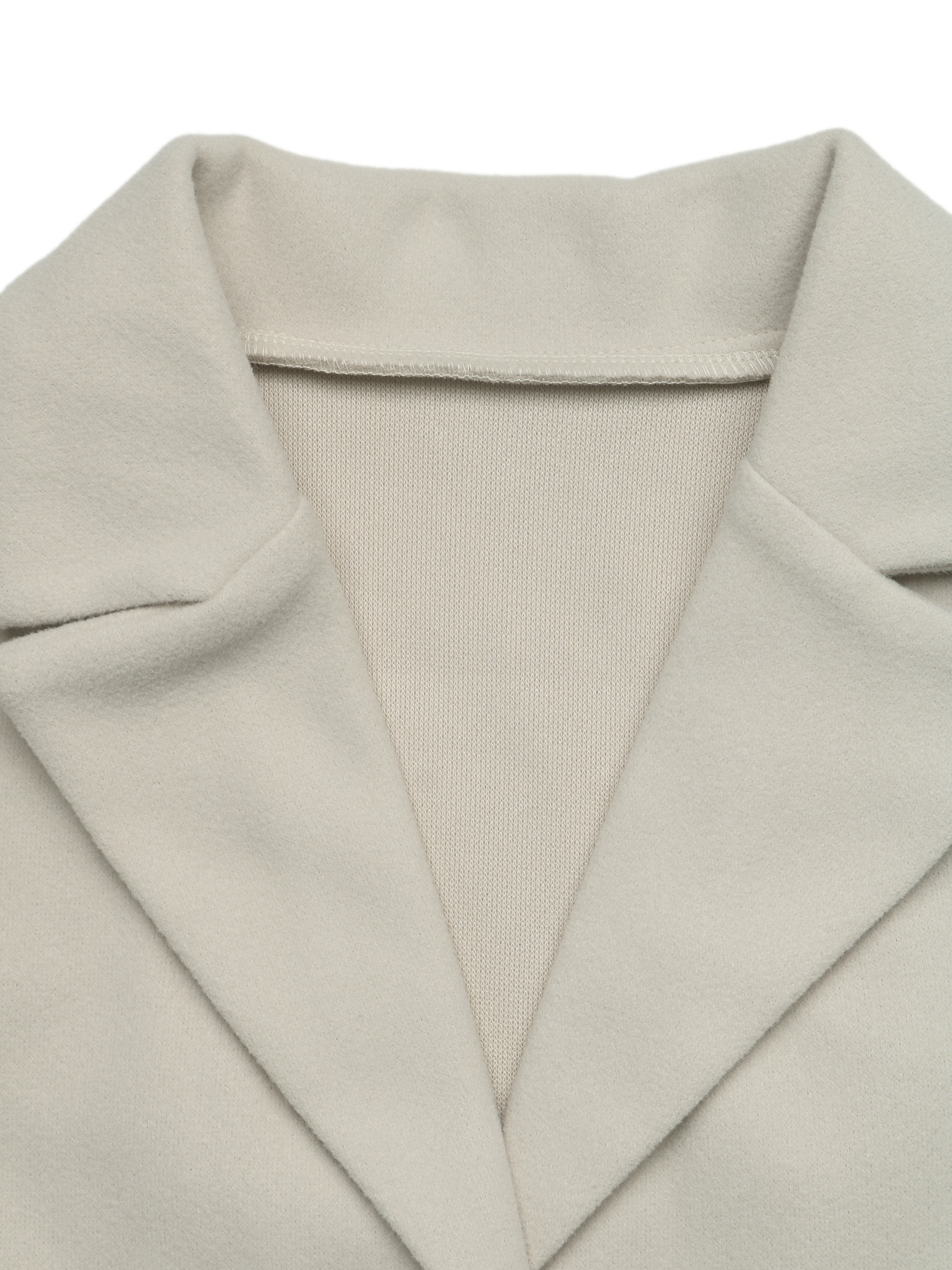 Cappotto beige con cintura e abbottonatura frontale, con colletto a revers.