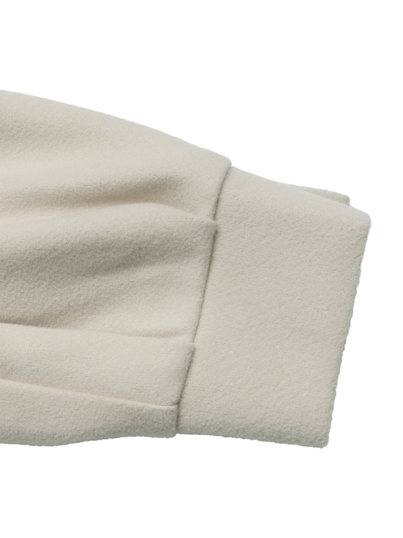 Cappotto beige con cintura e abbottonatura frontale, con colletto a revers.