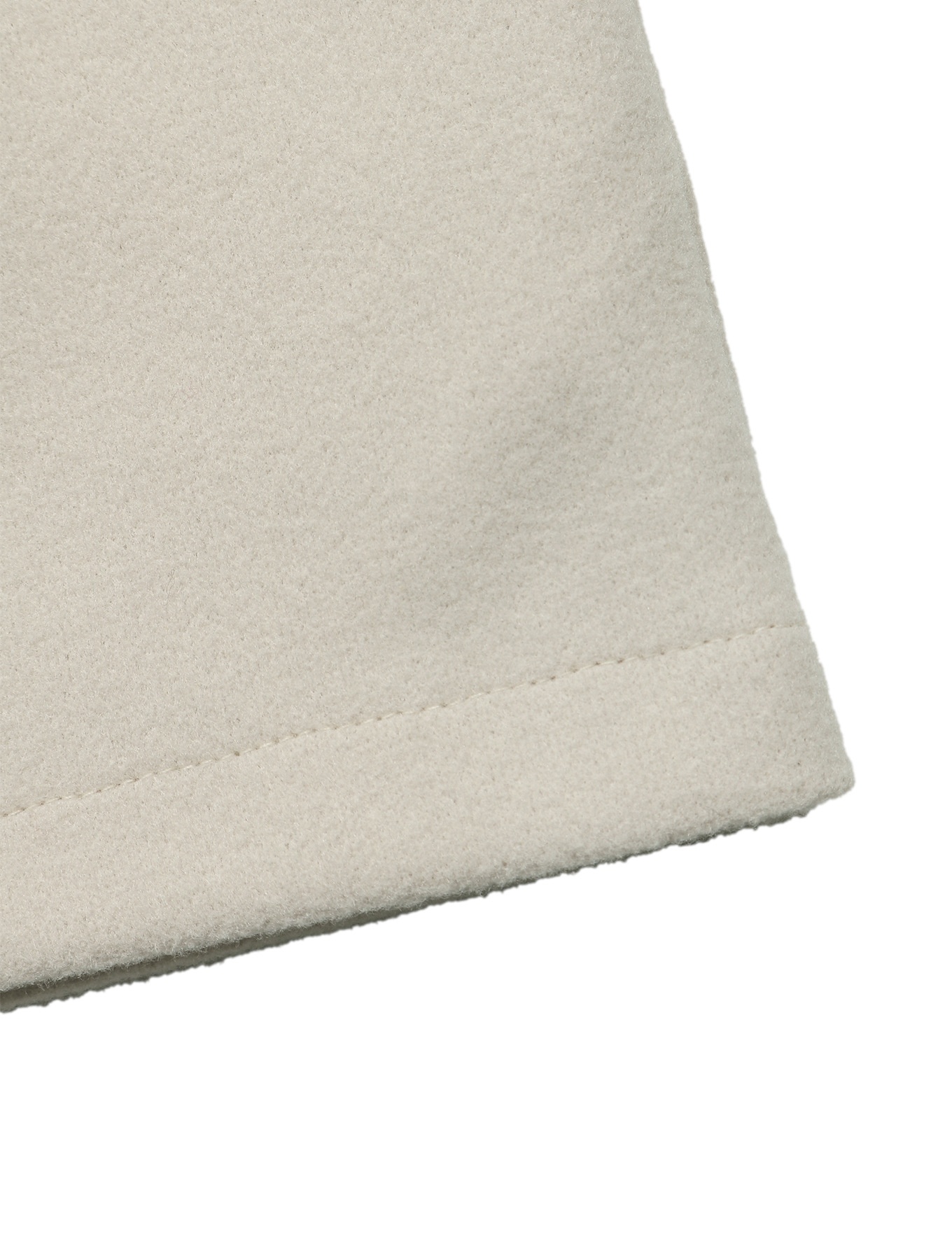 Cappotto beige con cintura e abbottonatura frontale, con colletto a revers.