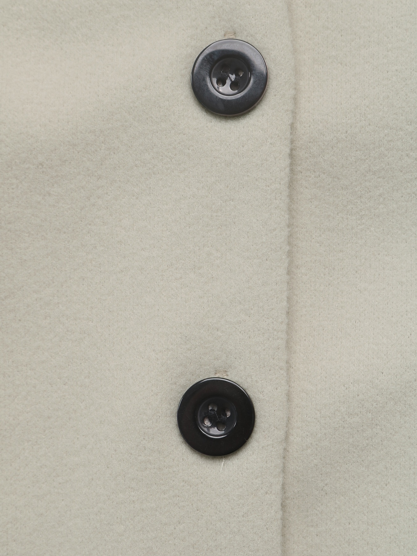 Cappotto beige con cintura e abbottonatura frontale, con colletto a revers.