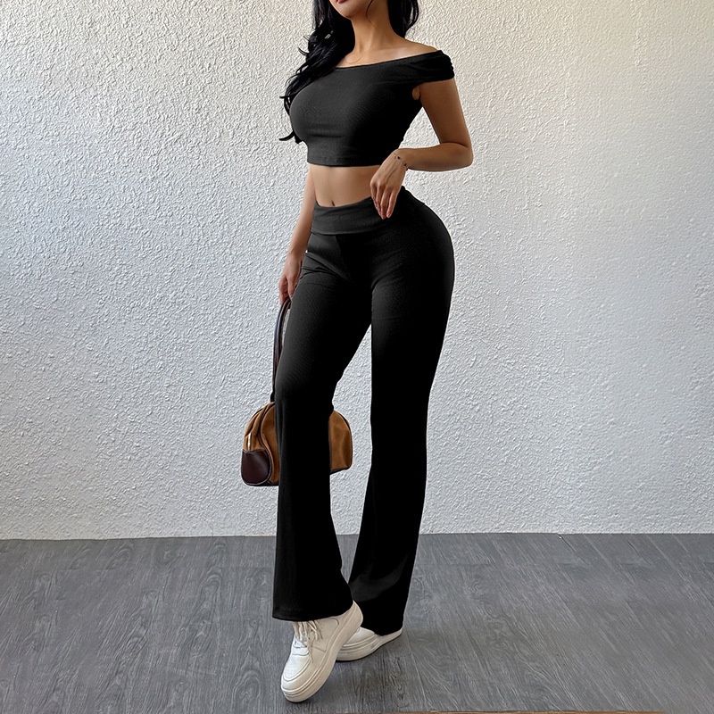 Ensemble crop top à épaules dénudées en maille côtelée et pantalon évasé