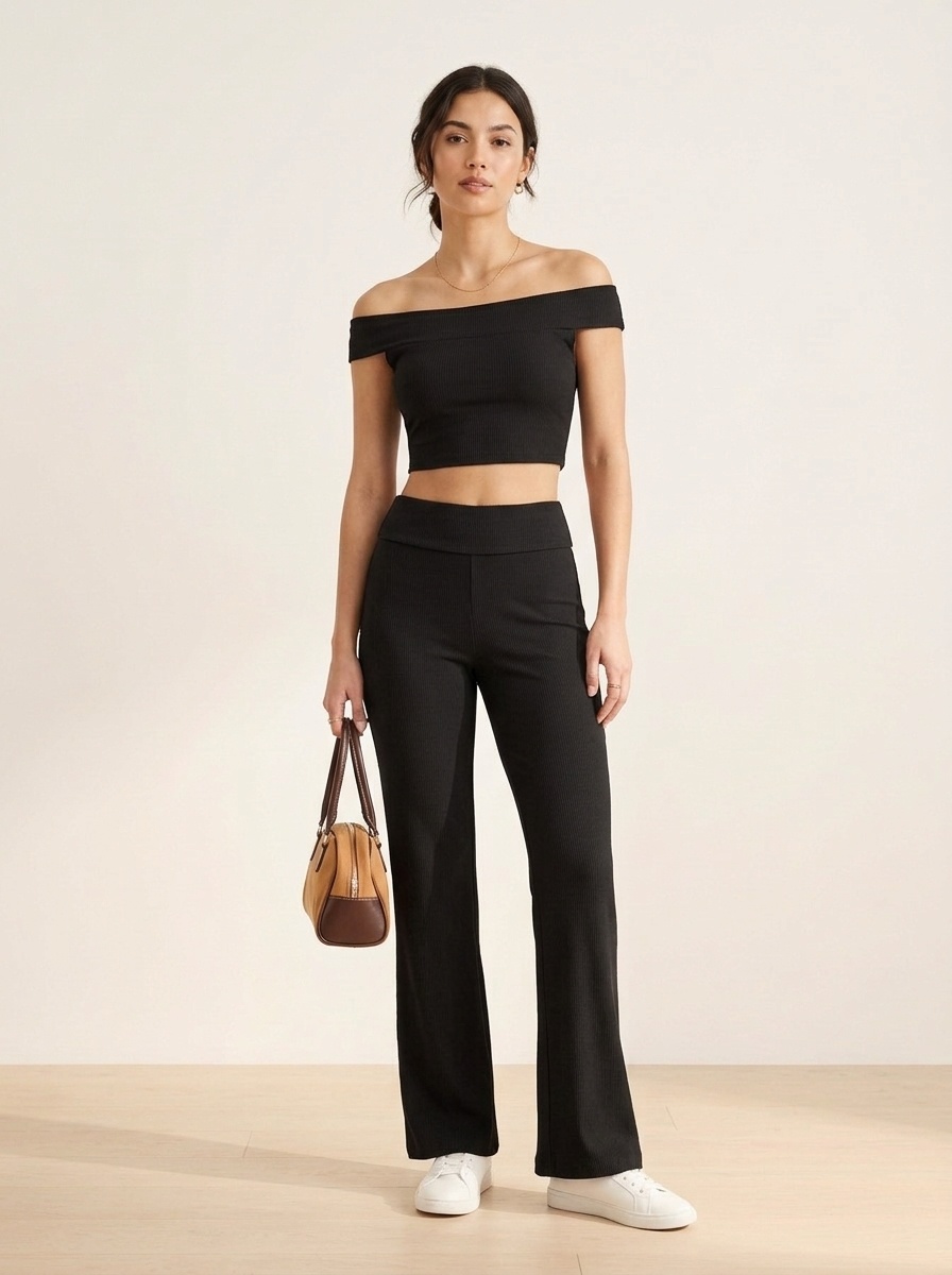 Ensemble crop top à épaules dénudées en maille côtelée et pantalon évasé