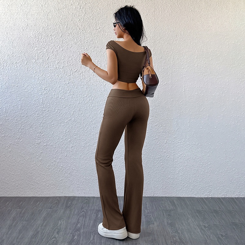Ensemble crop top à épaules dénudées en maille côtelée et pantalon évasé