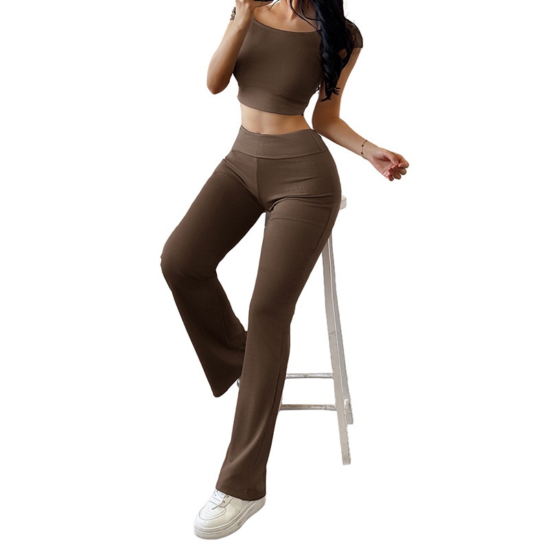 Ensemble crop top à épaules dénudées en maille côtelée et pantalon évasé