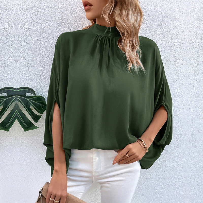Blusa elegante con manga dolman y cuello simulado