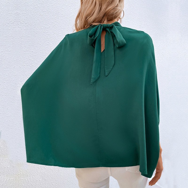 Blusa elegante con manga dolman y cuello simulado