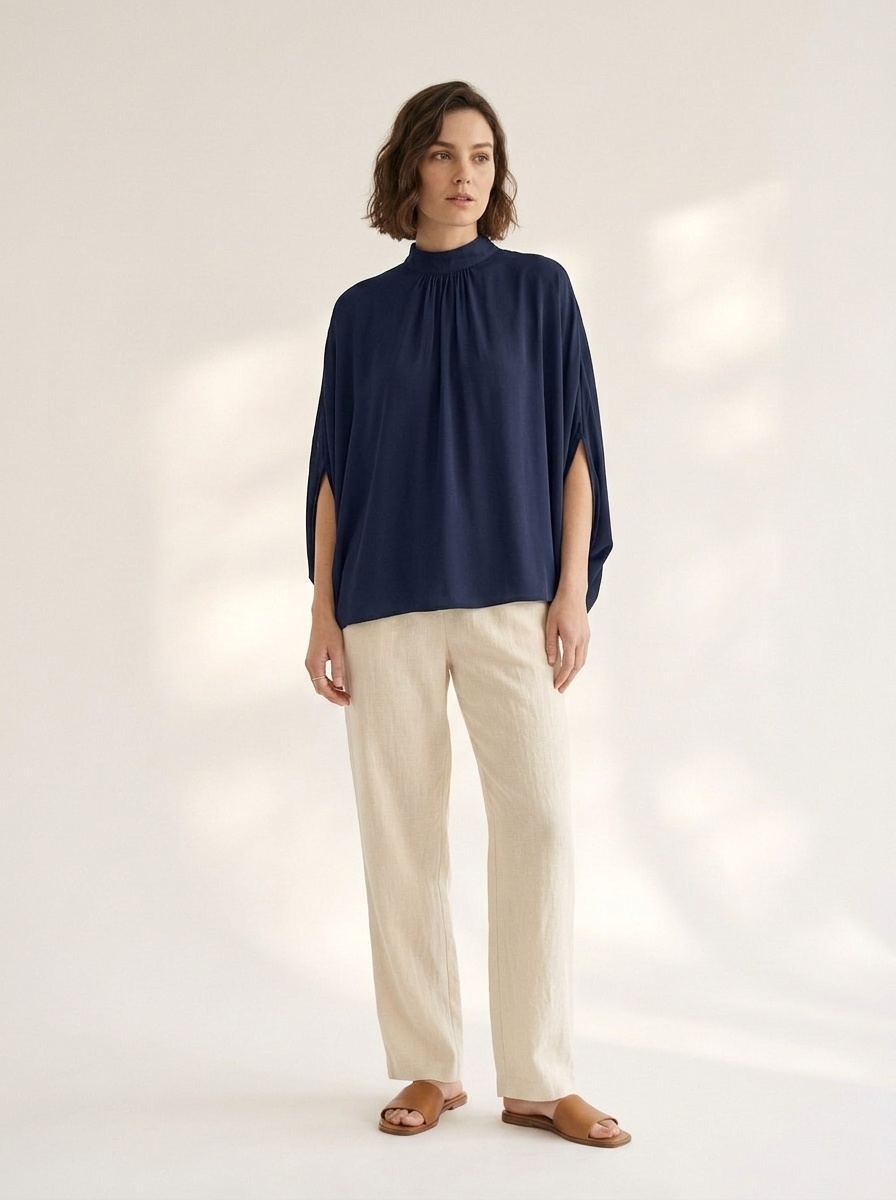 Blusa elegante con manga dolman y cuello simulado