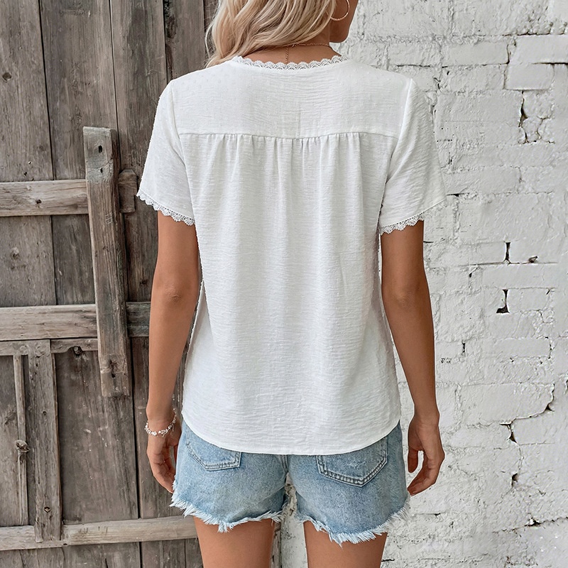 Weißes, strukturiertes Kurzarmtop mit V-Ausschnitt und Spitzenbesatz