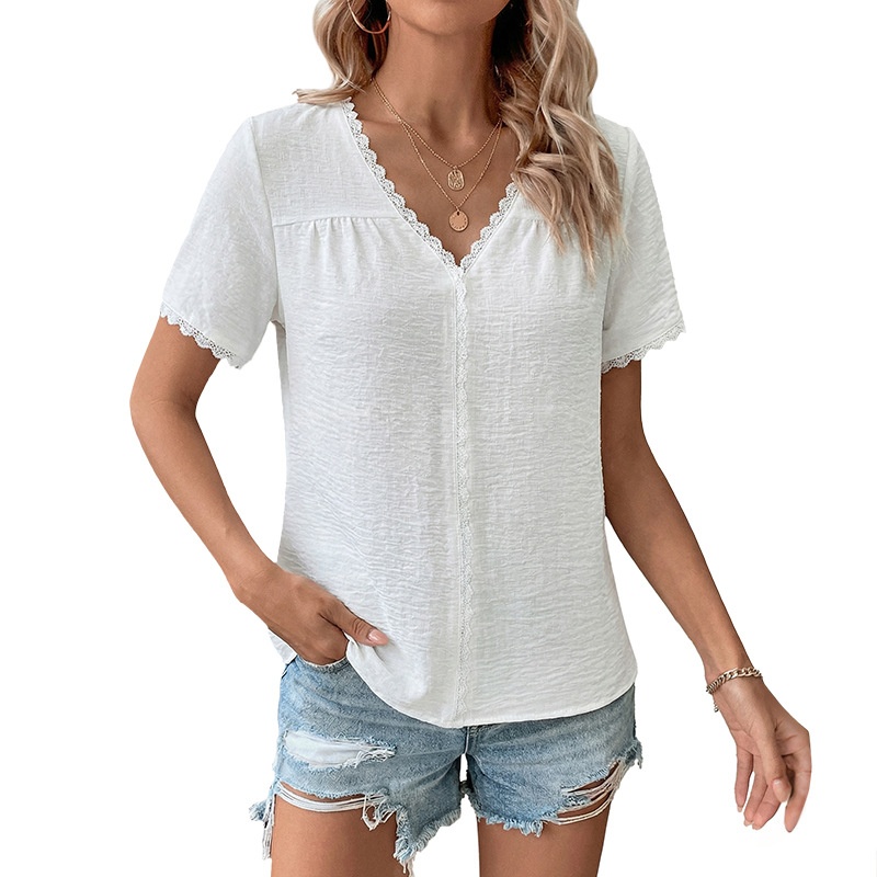 Weißes, strukturiertes Kurzarmtop mit V-Ausschnitt und Spitzenbesatz