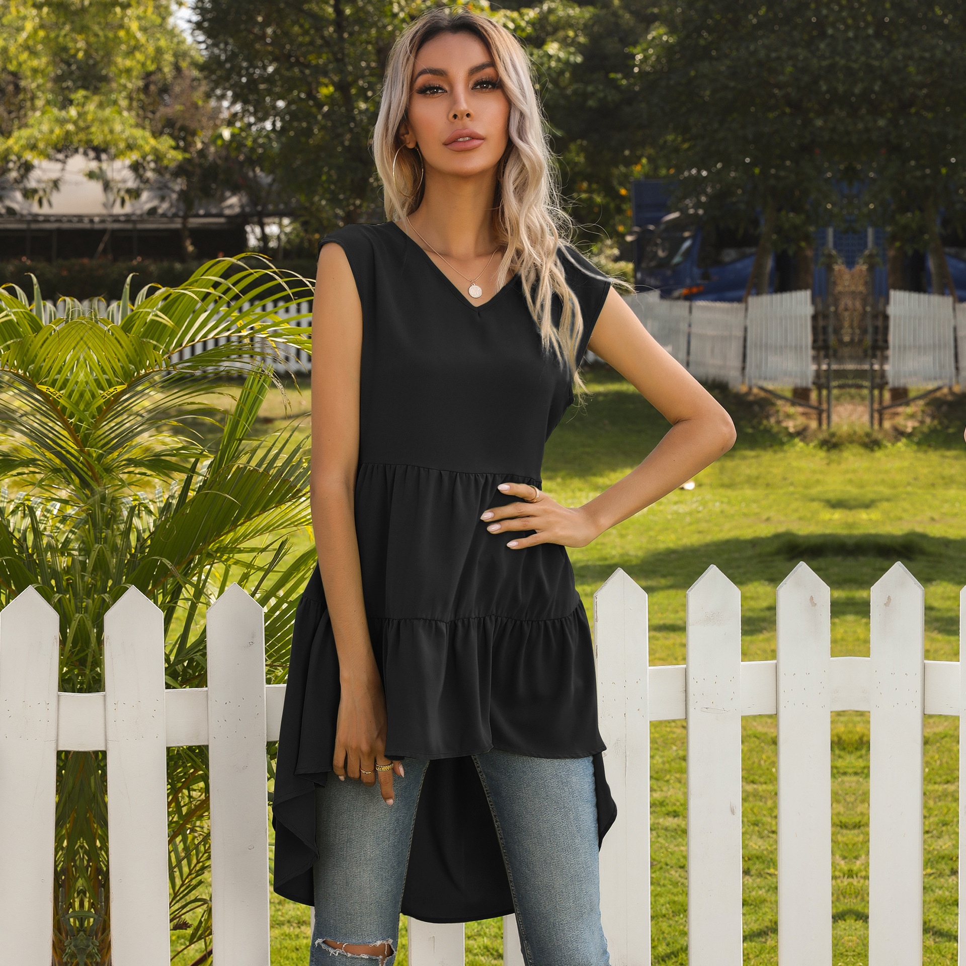 Stufenförmiges Rüschen-Tunika-Top mit asymmetrischem Saum und V-Ausschnitt – ärmellos