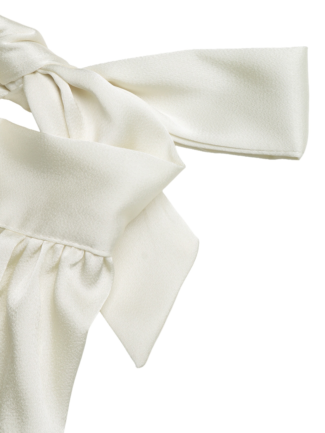 Haut court élégant en satin blanc cassé à col halter et dos nu.