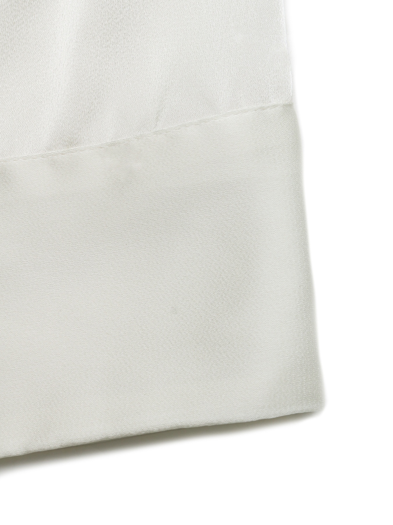 Haut court élégant en satin blanc cassé à col halter et dos nu.
