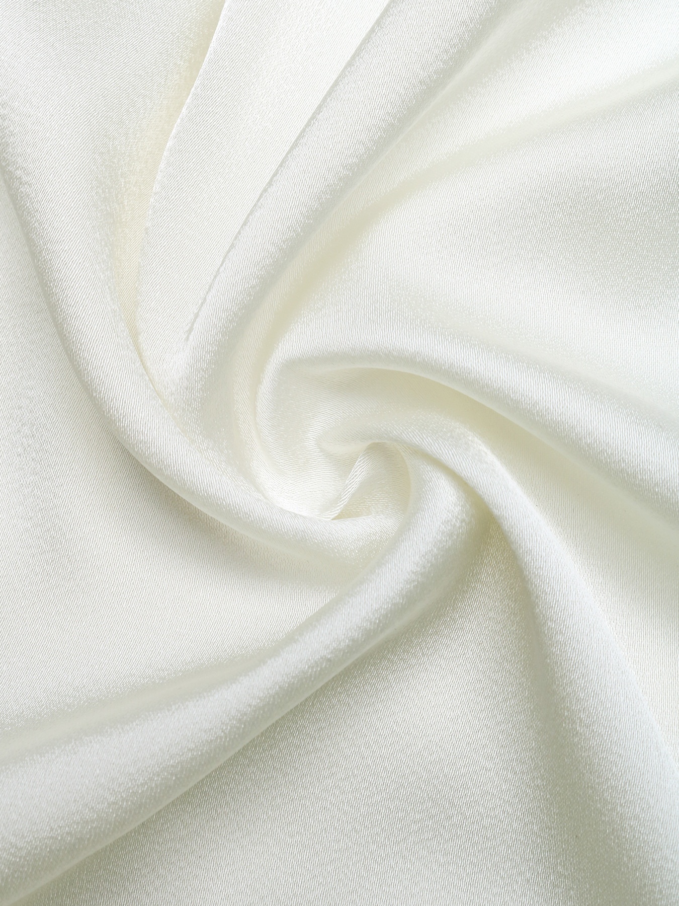 Haut court élégant en satin blanc cassé à col halter et dos nu.