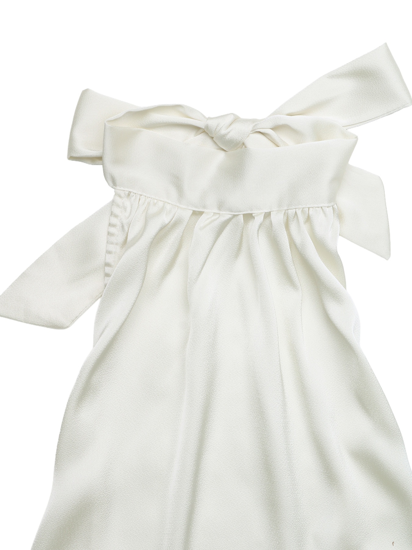Haut court élégant en satin blanc cassé à col halter et dos nu.