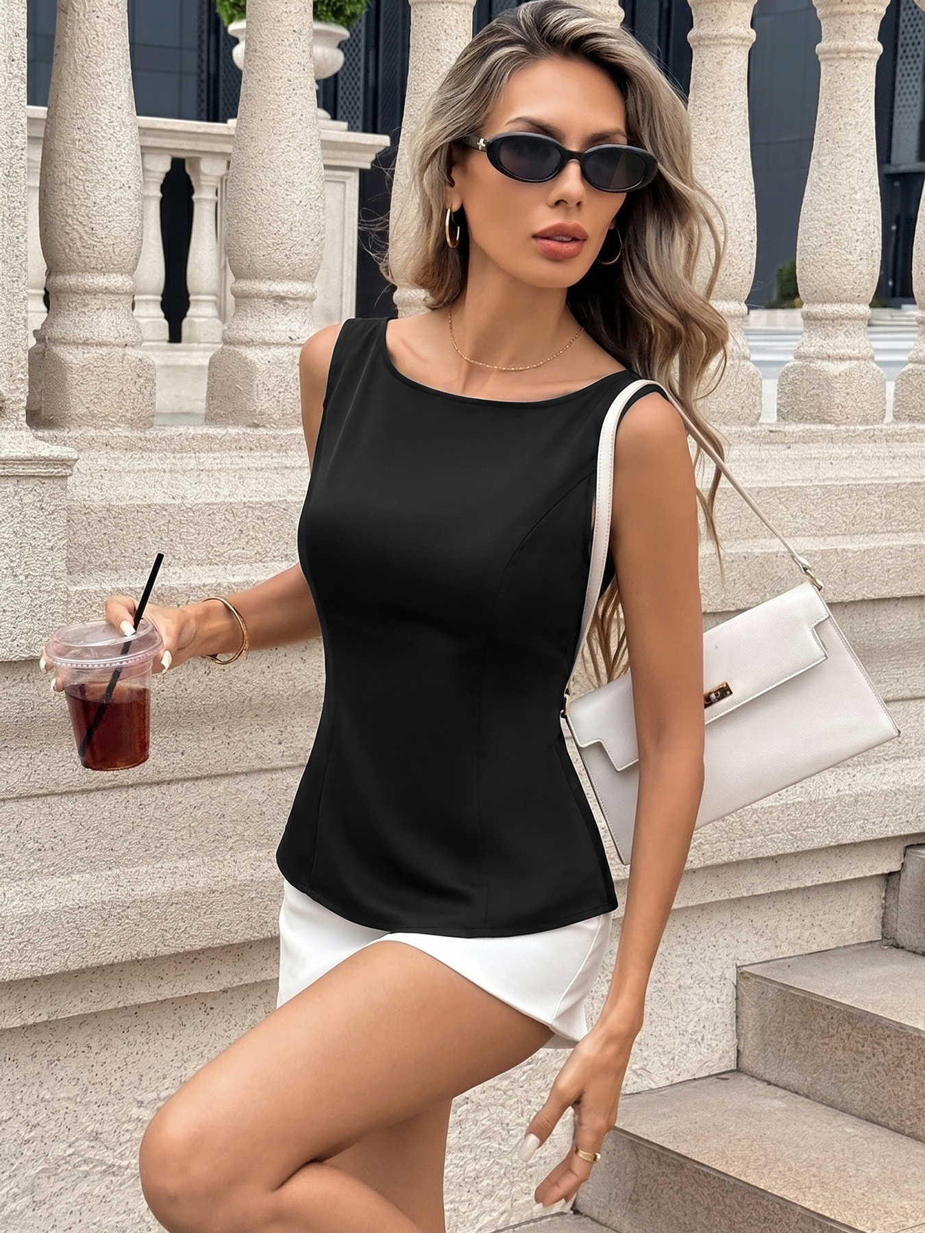 Elegante top senza maniche da donna con scollo a barca e fiocco sulla schiena.