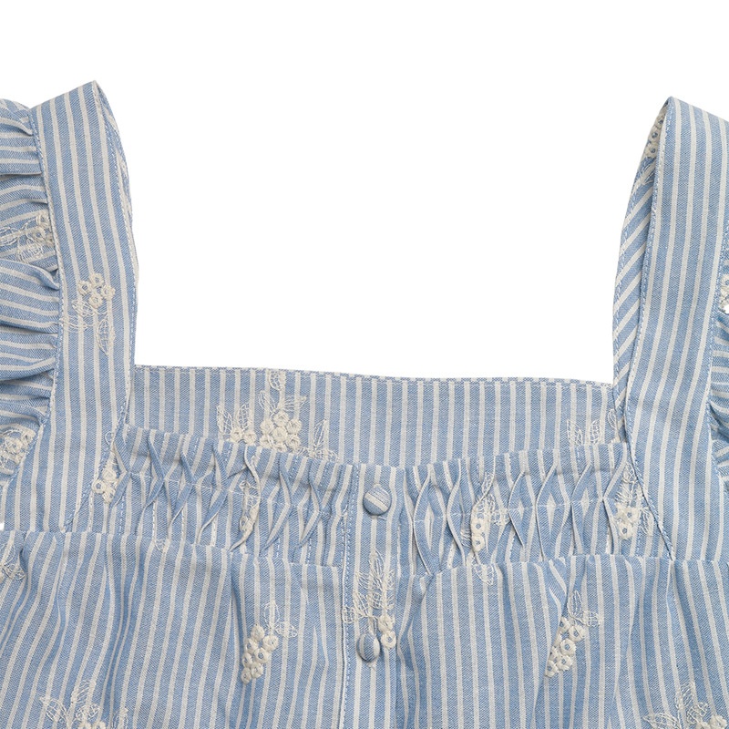 Top da donna a righe con ricami, scollo quadrato e maniche a volant.