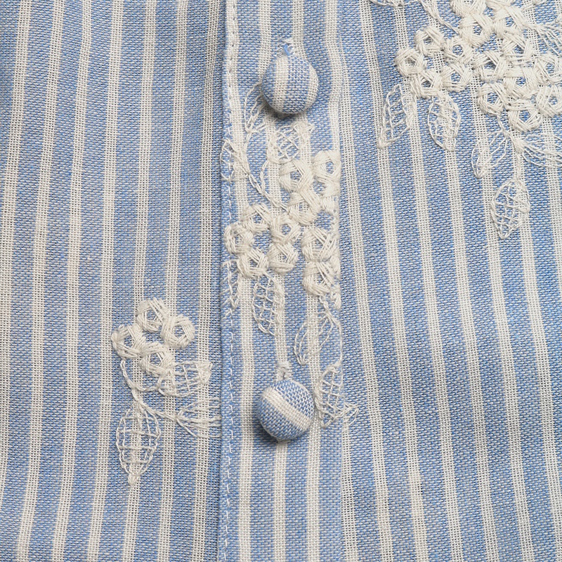 Top da donna a righe con ricami, scollo quadrato e maniche a volant.