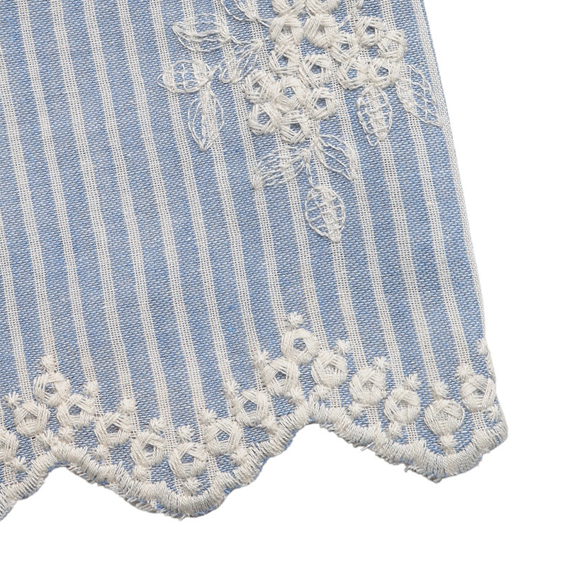 Top da donna a righe con ricami, scollo quadrato e maniche a volant.
