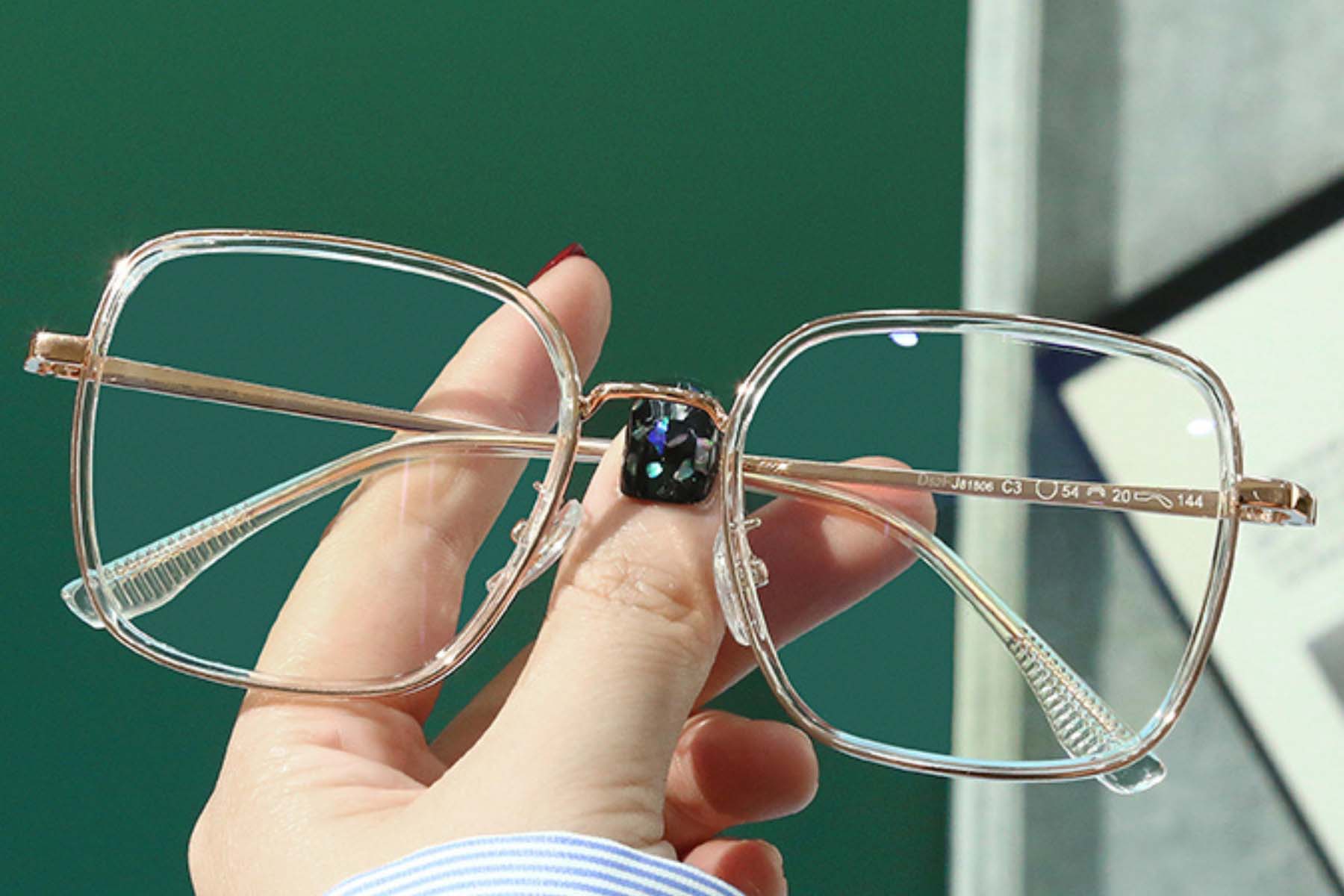 BS0406-0370_Transparent_Rectangular_Metal_Glasses_front