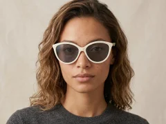 BS0406-0677_White_Oval_TR90_Sunglasses-tryon_female
