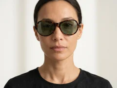 BS0406-0685_Tortoiseshell_Oval_TR90_Sunglasses-tryon_female