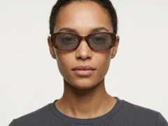 BS0406-0693_Brown_Oval_TR90_Sunglasses-tryon_female